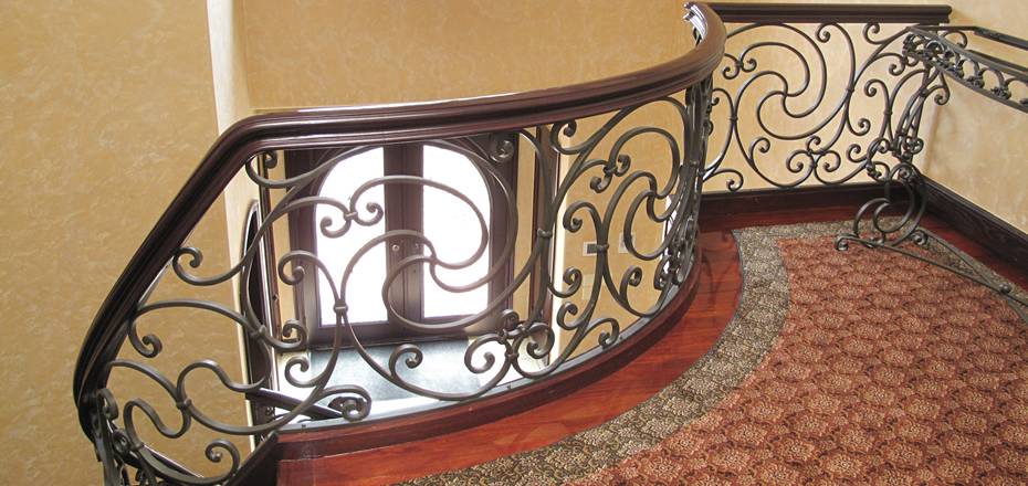 Decorative iron railing for staircase